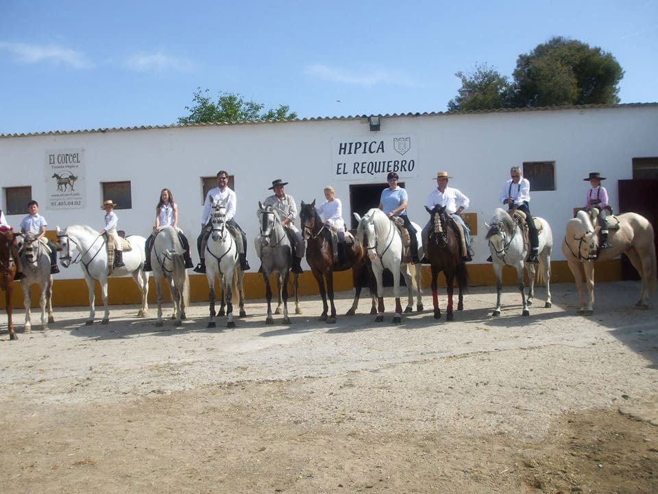 Hípica El Requiebro grupo de personas montando a caballo